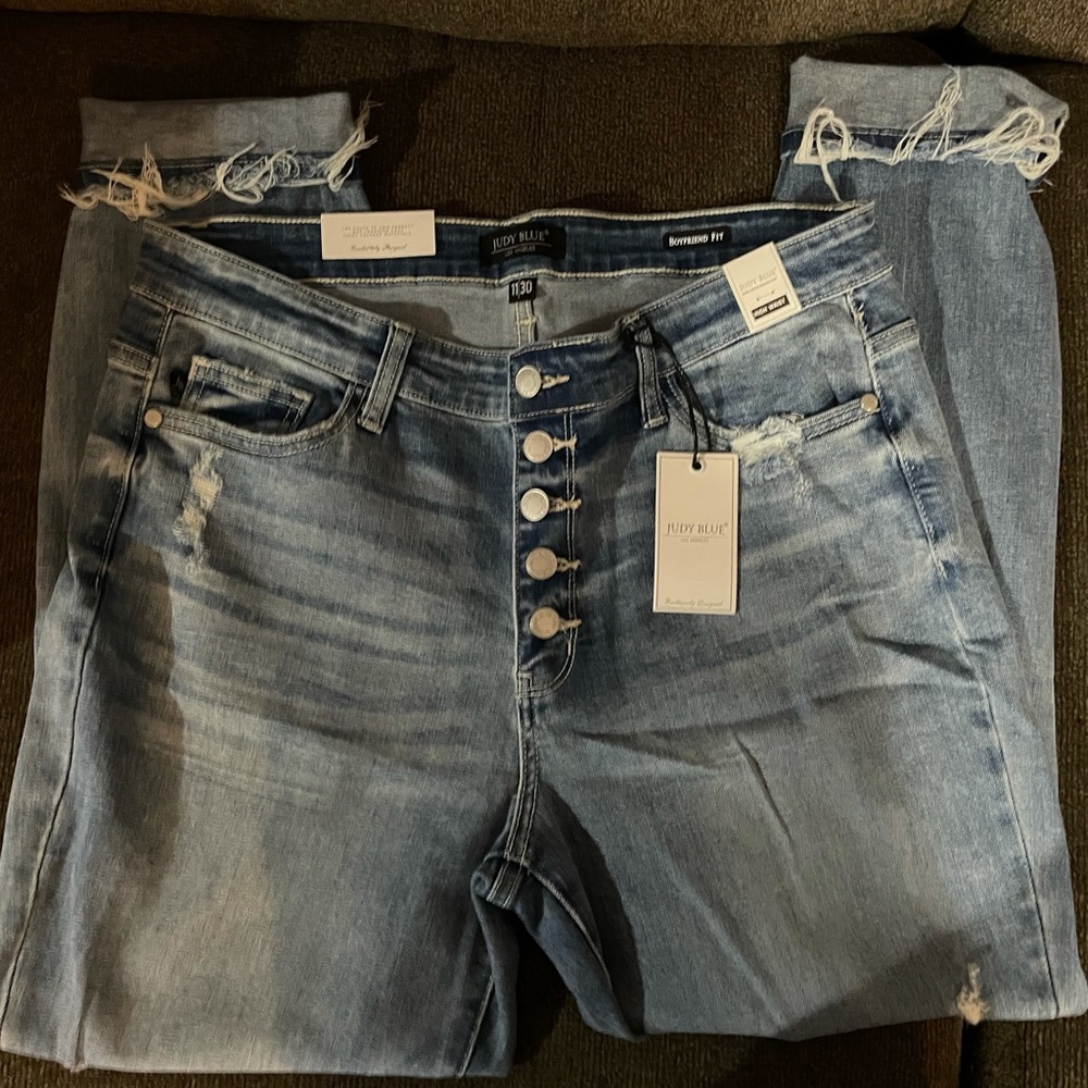13/31 - NEW Judy Blue High Rise Button Fly Destroyed Boyfriend Jean